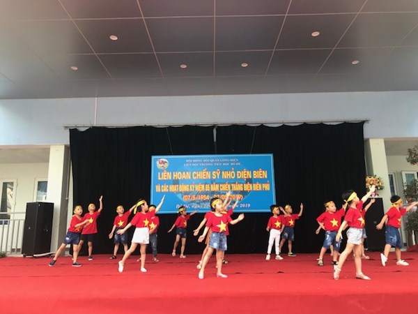 Tiết mục nhảy  Việt Nam ơi  của học sinh khối 1